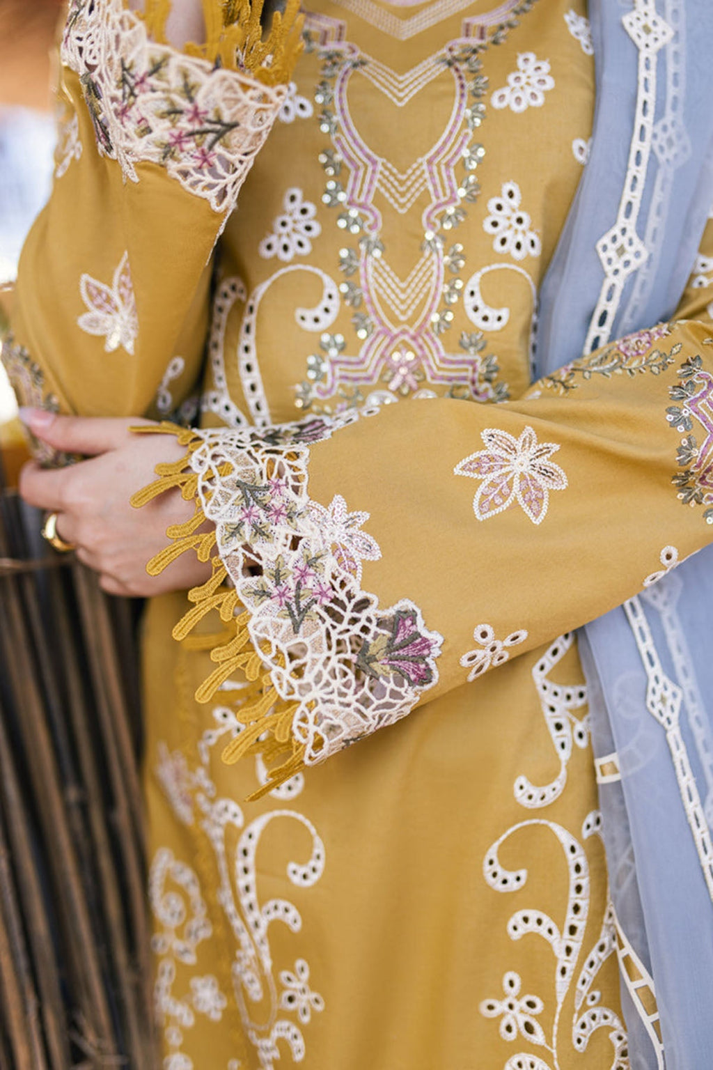 Qalamkar Mastred Embroidered Lawn 3pc with Embroidered Slub Net dupatta